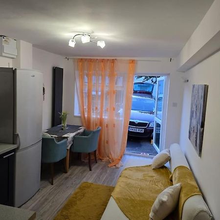 Cozy Flat 1 Bedroom Hucclecote Bagian luar foto