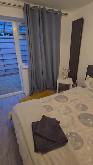 Cozy Flat 1 Bedroom Hucclecote Bagian luar foto