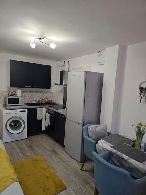 Cozy Flat 1 Bedroom Hucclecote Bagian luar foto