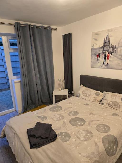 Cozy Flat 1 Bedroom Hucclecote Bagian luar foto