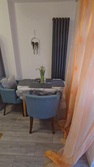 Cozy Flat 1 Bedroom Hucclecote Bagian luar foto