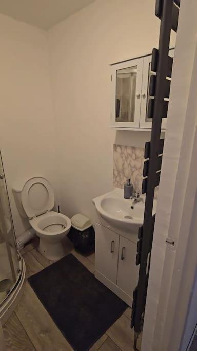 Cozy Flat 1 Bedroom Hucclecote Bagian luar foto