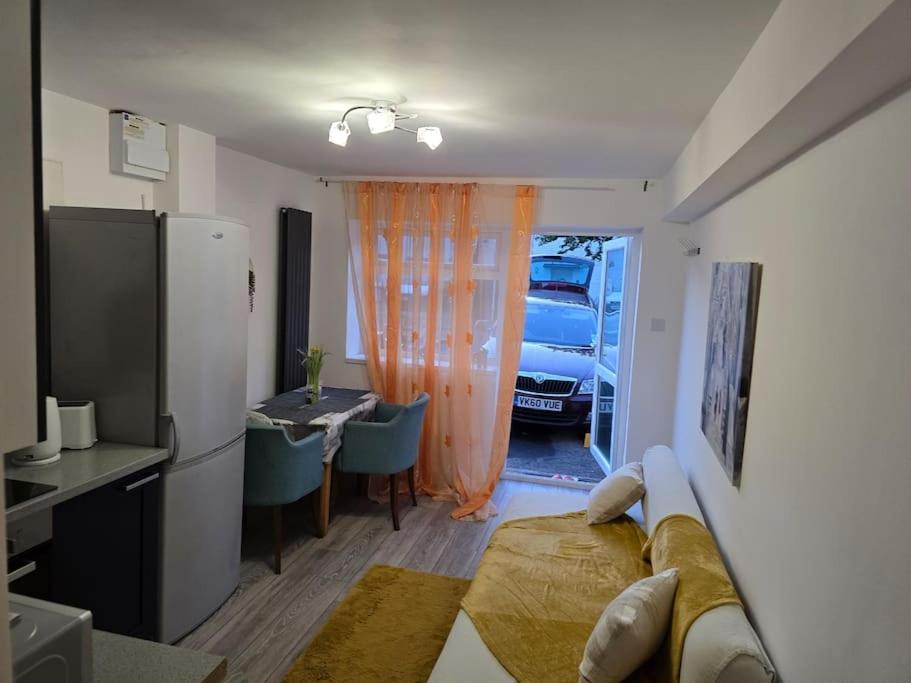Cozy Flat 1 Bedroom Hucclecote Bagian luar foto